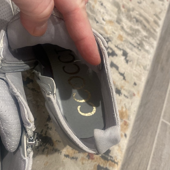 Brand new Vici wedge sneakers. Size 8.5 - Picture 5 of 5